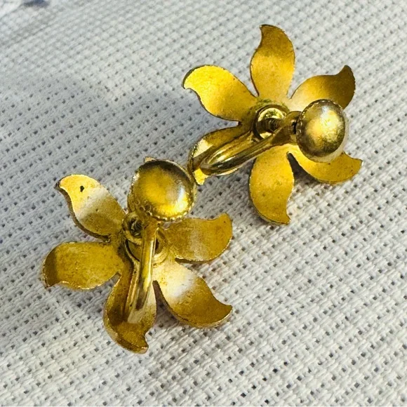 Gorgeous True Vintage Burgundy Enamel Flower Pearl Screw Back Earrings - Picture 5 of 6